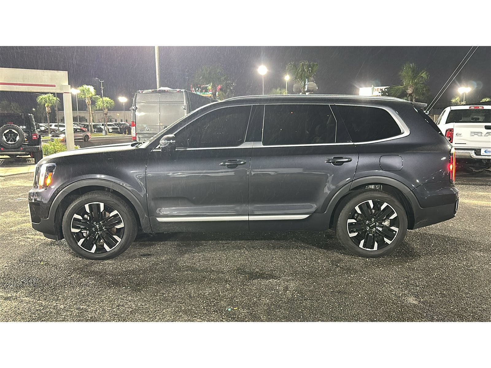 Used 2025 Kia Telluride SX FWD image 2