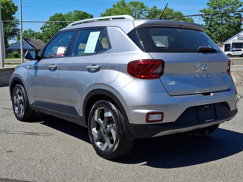 Used 2023 Hyundai Venue SEL FWD image 4