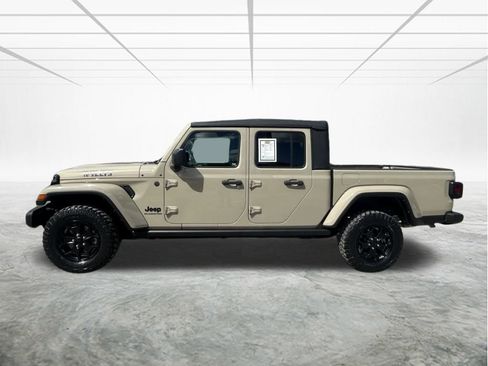 Used 2022 Jeep Gladiator Sport image 2