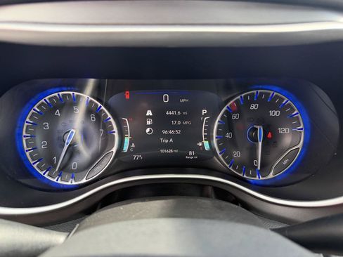 Used 2023 Chrysler Pacifica Touring-L FWD image 27