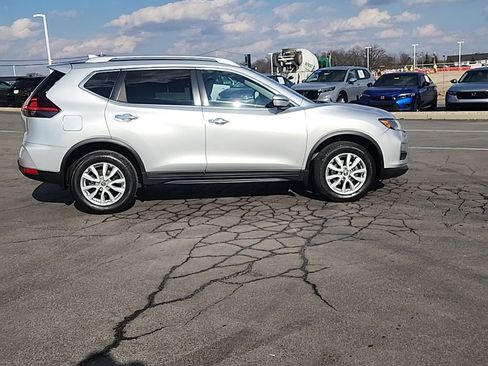 Used 2018 Nissan Rogue SV w/ Premium Package image 9