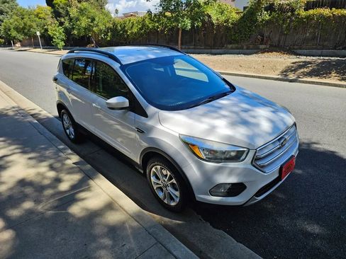 Used 2018 Ford Escape SE w/ SE Sync 3 Package AWD/4WD image 14