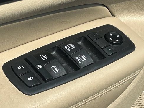 Used 2019 Jeep Grand Cherokee Laredo AWD/4WD image 29