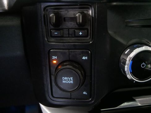 Used 2025 Ford F250 Lariat w/ Chrome Package image 25