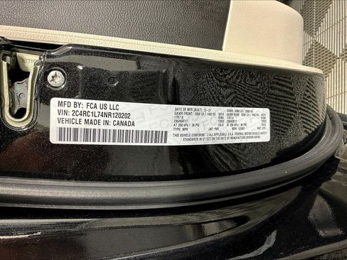Used 2022 Chrysler Pacifica Touring-L w/ Uconnect Theater Family Group FWD image 19
