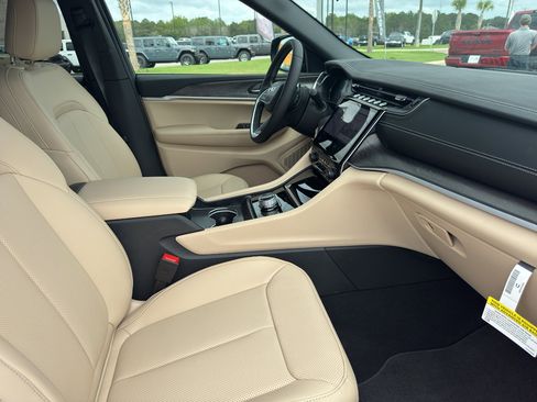 New 2025 Jeep Grand Cherokee L Limited w/ Luxury Tech Group II image 22