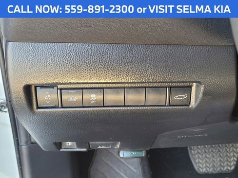 Used 2021 Toyota Venza LE w/ Carpet Mat Package (TMS) image 24