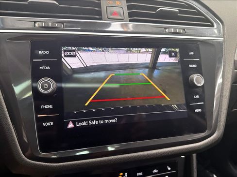 Used 2024 Volkswagen Tiguan SE w/ Panoramic Sunroof Package AWD/4WD image 17