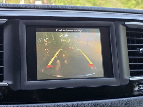 Used 2020 Chrysler Pacifica Touring-L FWD image 15