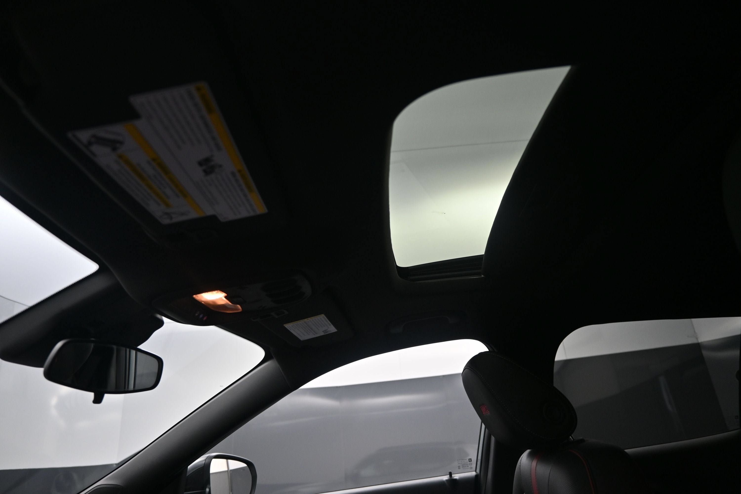 Used 2025 Chevrolet Trax RS w/ Sunroof Package FWD image 28