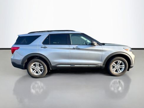 Used 2023 Ford Explorer XLT AWD/4WD image 8