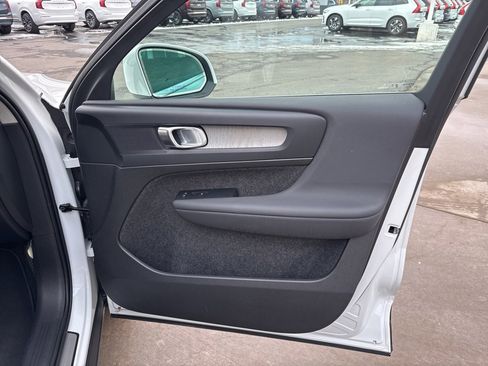 Certified 2025 Volvo XC40 B5 Core image 39