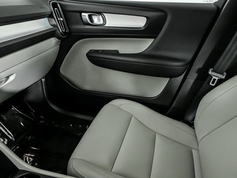 Used 2019 Volvo XC40 T4 Momentum image 39