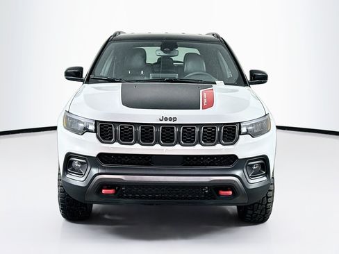 Used 2025 Jeep Compass Trailhawk AWD/4WD image 2
