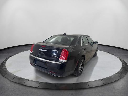 Used 2018 Chrysler 300 Touring RWD image 6