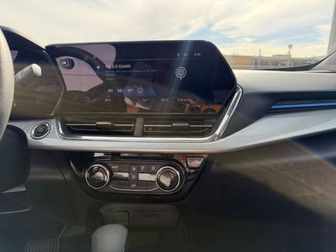 Used 2025 Chevrolet Trax LT image 17