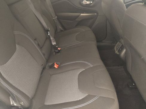 Used 2019 Jeep Cherokee Latitude w/ Popular Appearance Group FWD image 19