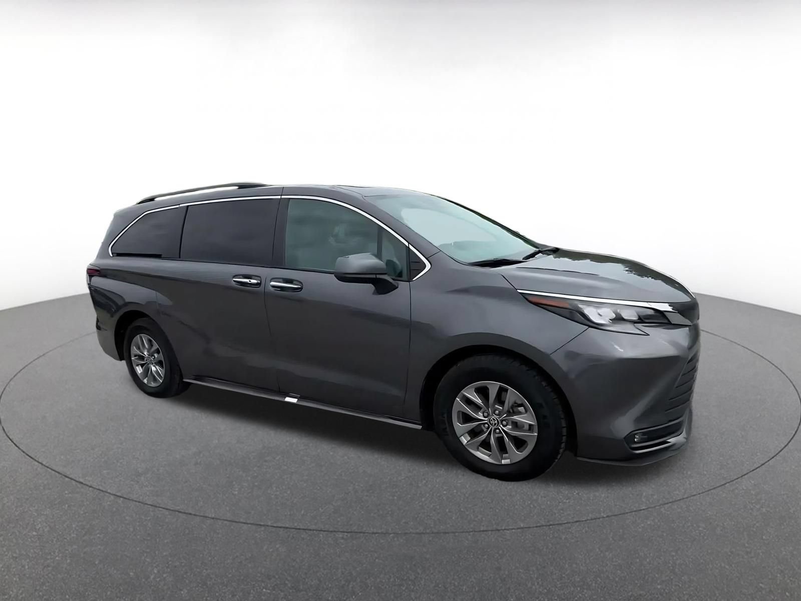 Used 2025 Toyota Sienna XLE FWD image 2