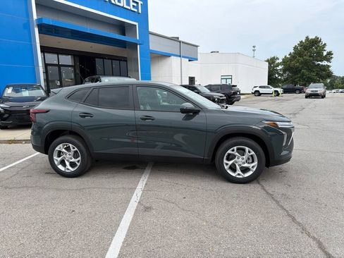 New 2026 Chevrolet Trax LS w/ LS Convenience Package FWD image 2