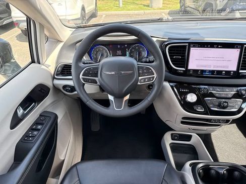 Used 2024 Chrysler Pacifica Touring-L FWD image 18