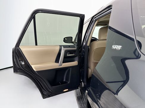 Used 2018 Toyota 4Runner SR5 Premium image 27