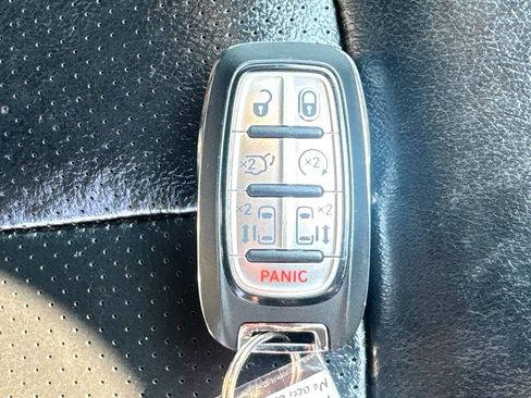 Used 2020 Chrysler Pacifica Touring-L Plus w/ Tire & Wheel Group FWD image 31