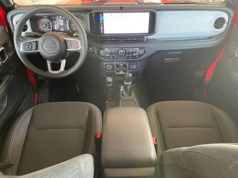 Used 2025 Jeep Wrangler Sahara image 32