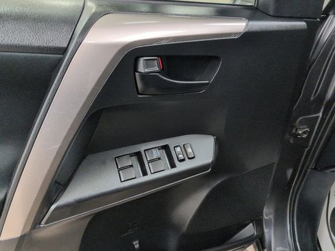 Used 2018 Toyota RAV4 LE image 7