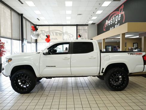 Used 2018 Toyota Tacoma TRD Sport w/ Technology Package image 3