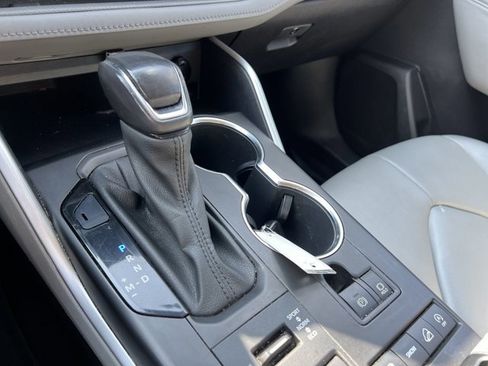 Used 2021 Toyota Highlander XLE AWD/4WD image 16