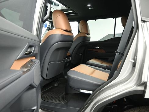 Used 2025 Lexus GX 550 image 20