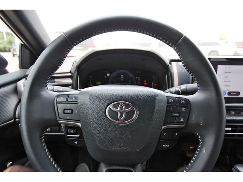 Used 2025 Toyota Camry SE w/ Convenience Package FWD image 17