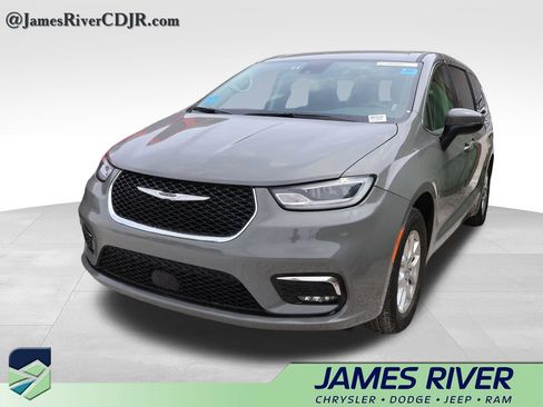 Used 2023 Chrysler Pacifica Touring-L FWD image 2