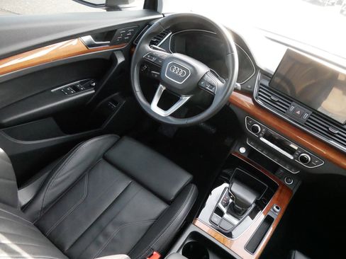 Used 2023 Audi Q5 e Premium w/ Convenience Package image 9