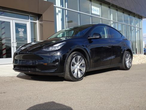 Used 2021 Tesla Model Y Long Range image 1