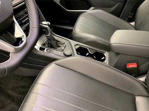 Used 2023 Volkswagen Tiguan SE image 17