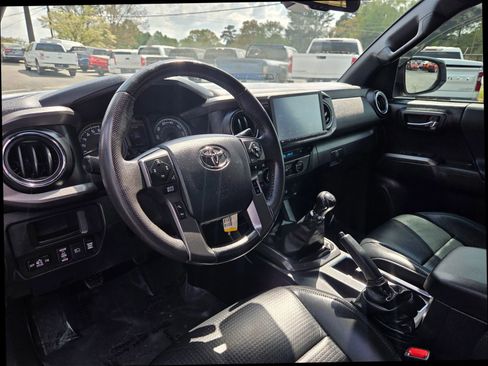 Used 2019 Toyota Tacoma TRD Off-Road w/ TRD Premium Off Road Package AWD/4WD image 12