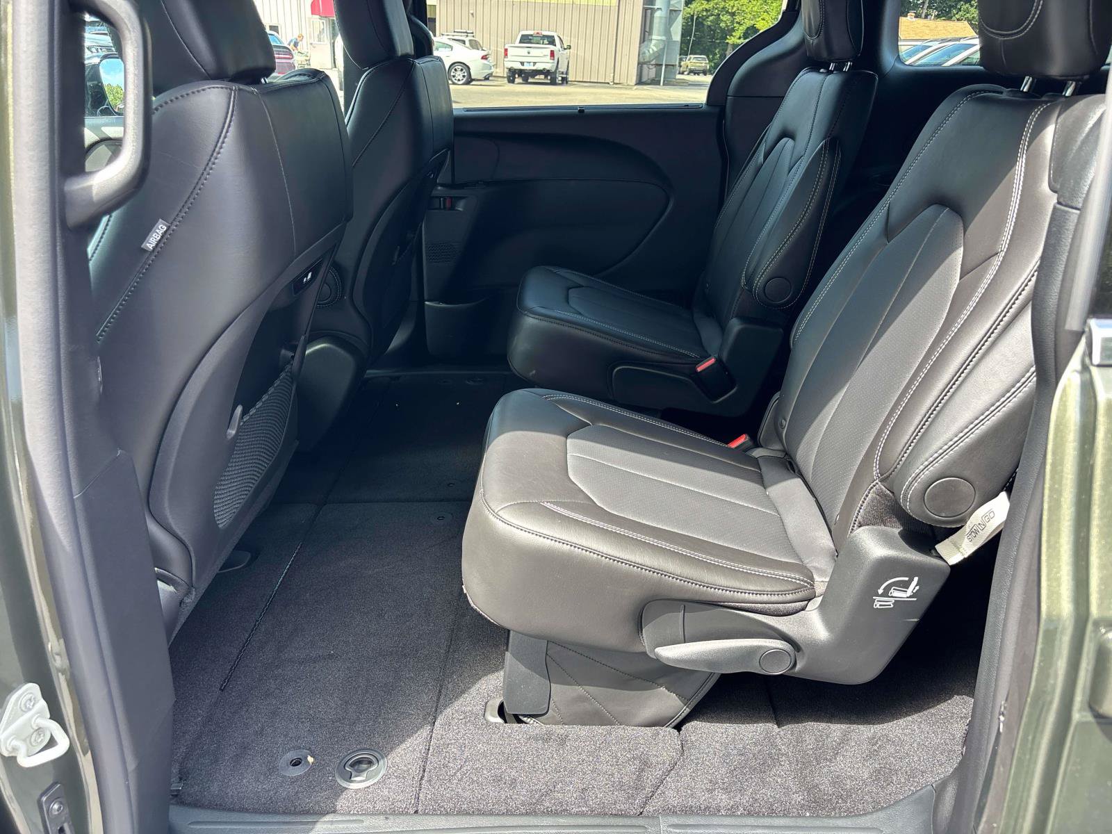 New 2027 Chrysler Pacifica Select FWD image 8