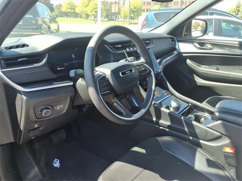 Used 2023 Jeep Grand Cherokee Altitude image 8