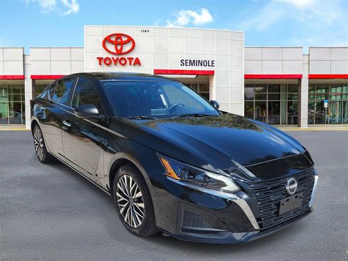 Used 2024 Nissan Altima 2.5 SV image 2
