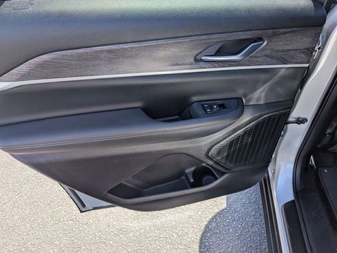 Used 2023 Jeep Grand Cherokee L Limited w/ Black Appearance Package image 24