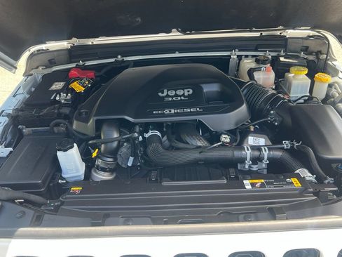 Used 2022 Jeep Gladiator Overland AWD/4WD image 9