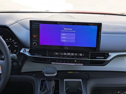 Used 2026 Toyota Sienna XLE FWD image 18