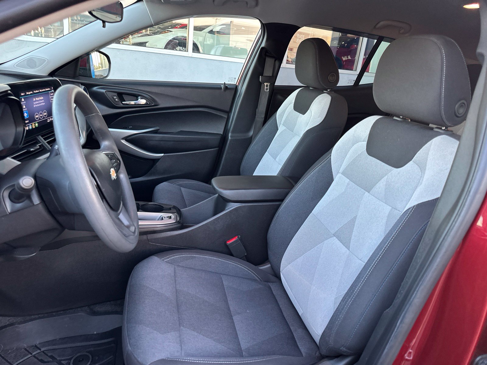 Used 2025 Chevrolet Trax LS w/ LS Convenience Package FWD image 16