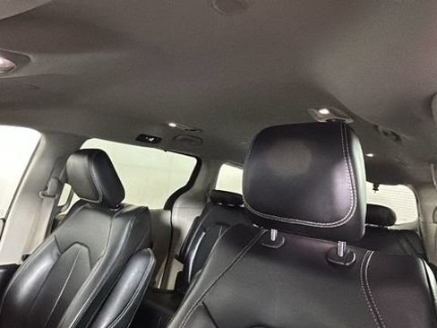 Used 2023 Chrysler Pacifica Touring-L FWD image 12