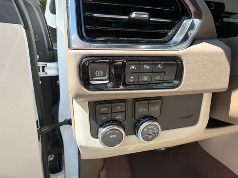 Used 2026 GMC Yukon Denali AWD/4WD image 25