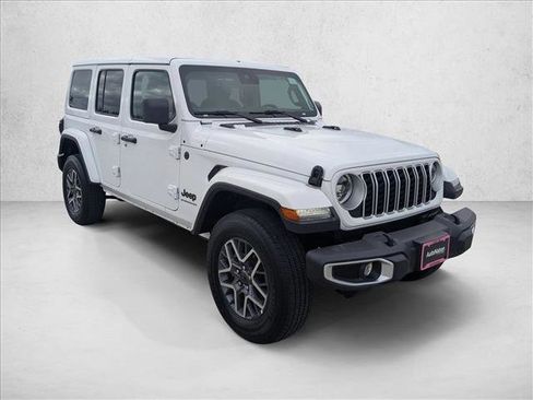 Used 2025 Jeep Wrangler Sahara image 3