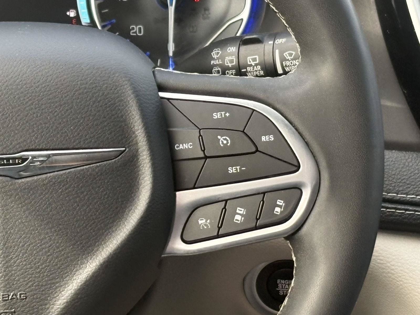 Used 2022 Chrysler Pacifica Touring-L AWD/4WD image 8