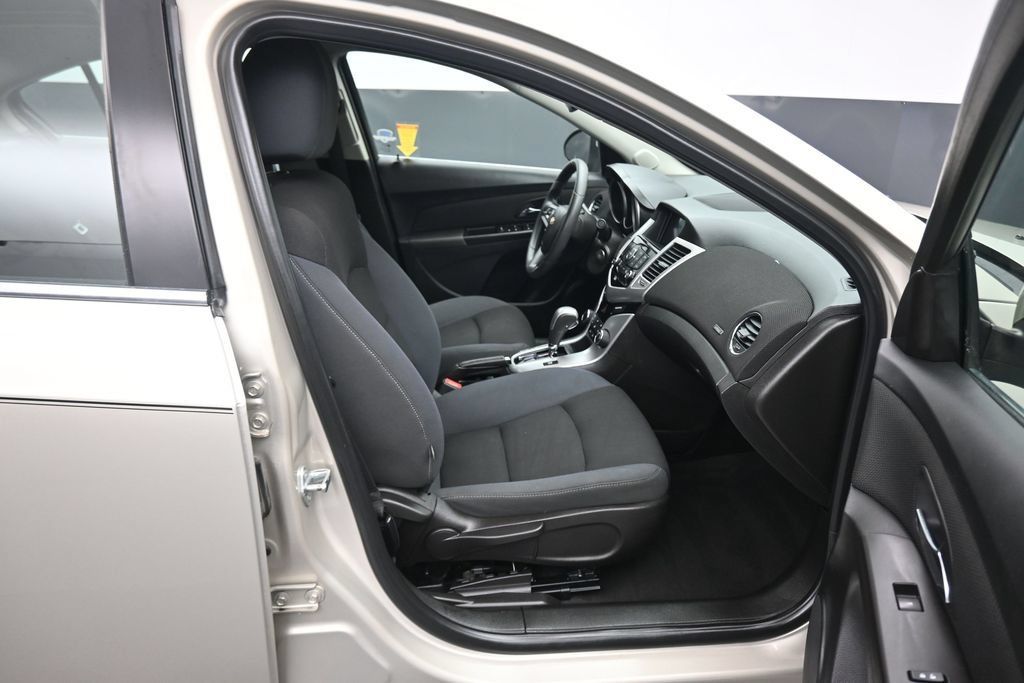 Used 2016 Chevrolet Cruze LT w/ Enhanced Safety Package FWD image 39
