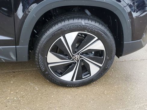 Used 2025 Volkswagen Taos SE image 6